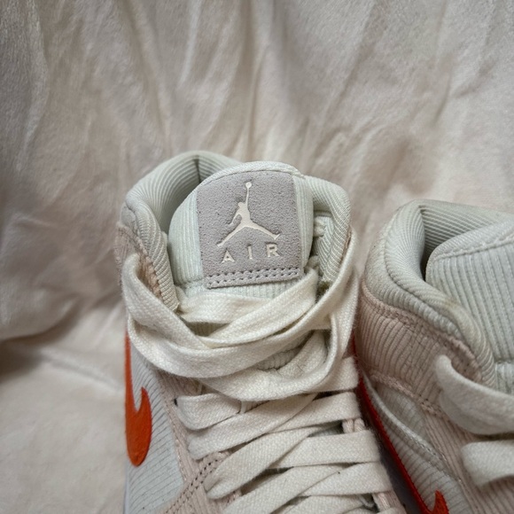 Nike Jordan Women’s 1 Mid SE Sail / Orange - Orange Quartz - Picture 3 of 16